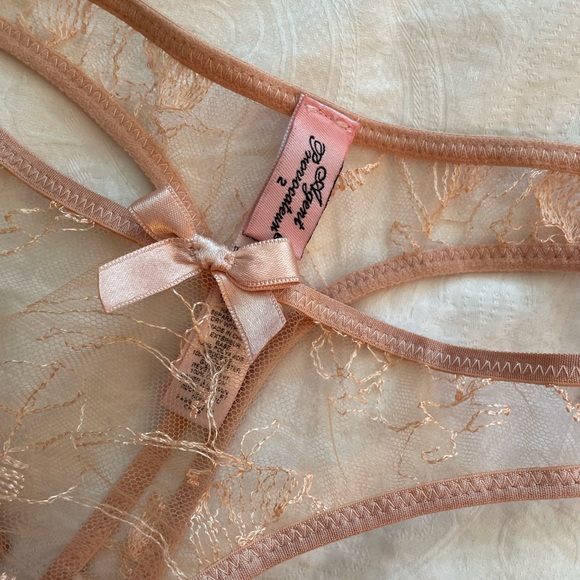 Agent Provocateur Cate 32D Bra, 2/XS Suspender, 2/XS Thong - Picture 7 of 9
